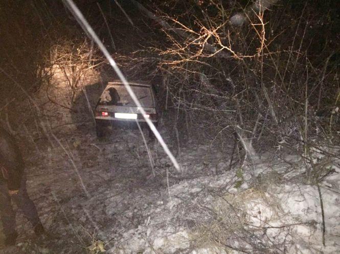 Новини Хмельницького - фото з У Чемеровецькому районі "ВАЗ" злетів у кювет: авто діставали рятувальники У Чемеровецькому районі "ВАЗ" злетів у кювет: авто діставали рятувальники, фото №1 на сайті vsim.ua