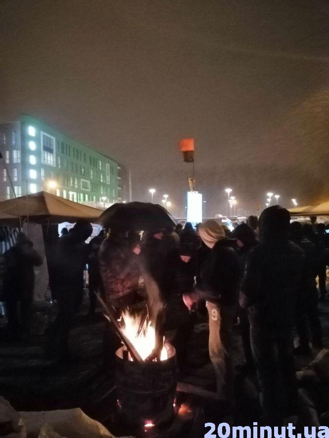 Новини Вінниці - фото з Акція під фабрикою «Рошен»: чому активісти розбили намети та запалили бочки? Акція під фабрикою «Рошен»: чому активісти розбили намети та запалили бочки?, фото №3 на сайті 20minut.ua