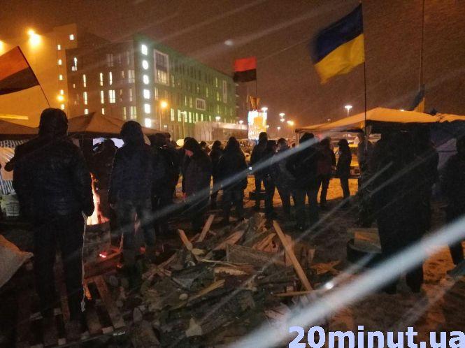 Новини Вінниці - фото з Акція під фабрикою «Рошен»: чому активісти розбили намети та запалили бочки? Акція під фабрикою «Рошен»: чому активісти розбили намети та запалили бочки?, фото №1 на сайті 20minut.ua