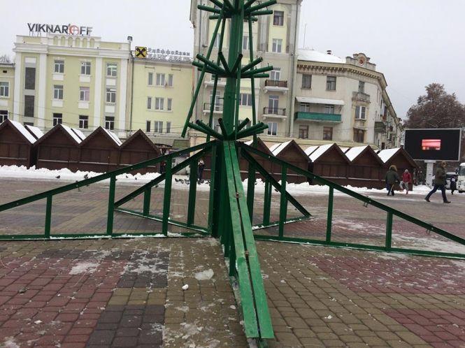 Новини Тернополя - фото з Фото дня: У Тернополі встановлюють новорічну ялинку Фото дня: У Тернополі встановлюють новорічну ялинку, фото №2 на сайті 20minut.ua