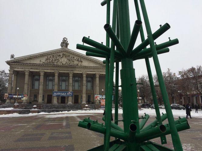 Новини Тернополя - фото з Фото дня: У Тернополі встановлюють новорічну ялинку Фото дня: У Тернополі встановлюють новорічну ялинку, фото №1 на сайті 20minut.ua