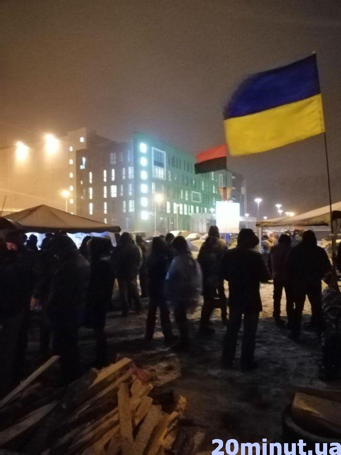 Новини Вінниці - фото з Акція під фабрикою «Рошен»: чому активісти розбили намети та запалили бочки? Акція під фабрикою «Рошен»: чому активісти розбили намети та запалили бочки?, фото №2 на сайті 20minut.ua