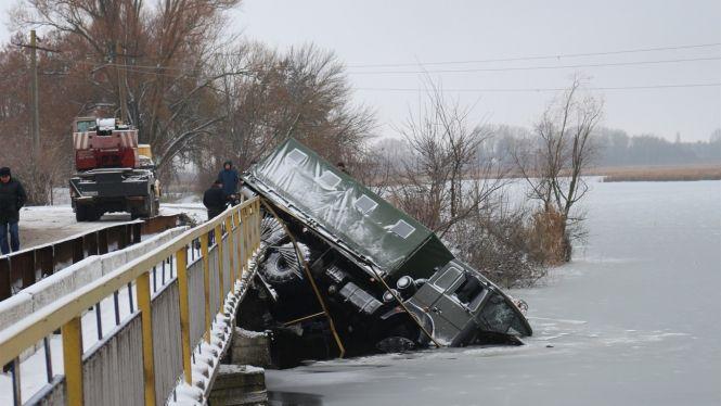 Новини Хмельницького - фото з У Старокостянтинові з мосту злетіла вантажівка: є постраждалі У Старокостянтинові з мосту злетіла вантажівка: є постраждалі, фото №1 на сайті vsim.ua