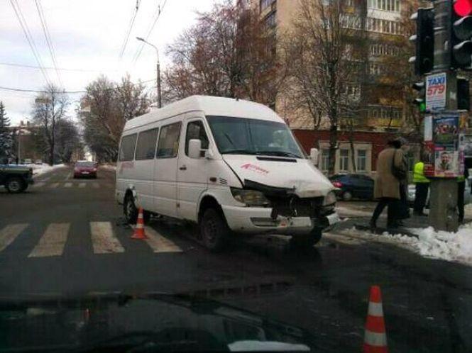 Маршрутка №25 з пасажирами не розминулася з “Ладою” у центрі Хмельницького, фото №2 на сайті vsim.ua