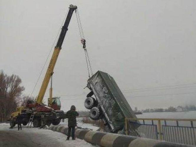Новини Хмельницького - фото з У Старокостянтинові з мосту злетіла вантажівка: є постраждалі У Старокостянтинові з мосту злетіла вантажівка: є постраждалі, фото №3 на сайті vsim.ua