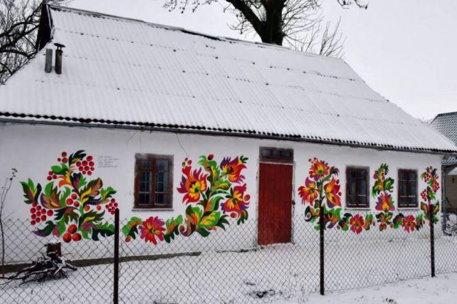 Новини Хмельницького - фото з Квіткові будинки та паркани: село на Хмельниччині перетворили у справжній арт-центр Квіткові будинки та паркани: село на Хмельниччині перетворили у справжній арт-центр, фото №3 на сайті vsim.ua