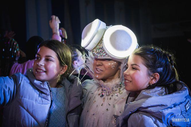 Новини Вінниці - фото з Дима Коляденко в Виннице «нашел невесту», танцевал гопак и вспоминал знакомство с Билык Дима Коляденко в Виннице «нашел невесту», танцевал гопак и вспоминал знакомство с Билык, фото №39 на сайті 20minut.ua