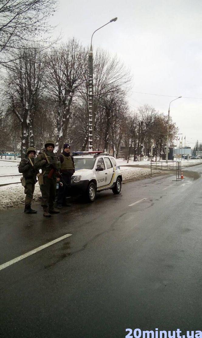 Новини Вінниці - фото з Поліція з автоматами: у Вінниці розставили посилені блок-пости Поліція з автоматами: у Вінниці розставили посилені блок-пости, фото №3 на сайті 20minut.ua