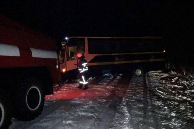 Новини Хмельницького - фото з На Хмельниччині рейсовий автобус з десятком пасажирів злетів у кювет На Хмельниччині рейсовий автобус з десятком пасажирів злетів у кювет, фото №1 на сайті vsim.ua