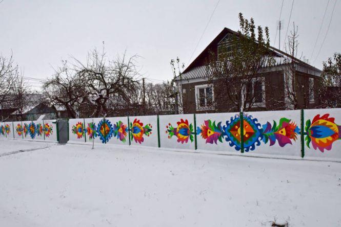 Новини Хмельницького - фото з Квіткові будинки та паркани: село на Хмельниччині перетворили у справжній арт-центр Квіткові будинки та паркани: село на Хмельниччині перетворили у справжній арт-центр, фото №4 на сайті vsim.ua