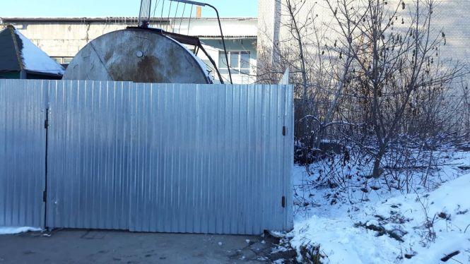 Новини Тернополя - фото з Правоохоронці влаштували обшук на підпільній заправці, яку виявили журналісти "20 хвилин" Правоохоронці влаштували обшук на підпільній заправці, яку виявили журналісти "20 хвилин", фото №1 на сайті 20minut.ua