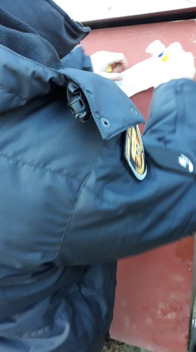 Новини Тернополя - фото з Правоохоронці влаштували обшук на підпільній заправці, яку виявили журналісти "20 хвилин" Правоохоронці влаштували обшук на підпільній заправці, яку виявили журналісти "20 хвилин", фото №2 на сайті 20minut.ua