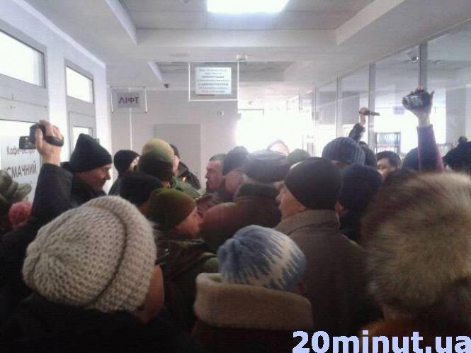 Мітинг у вінницькій мерії: активісти вимагають, щоб їх пустили на сесію, фото №3 на сайті 20minut.ua