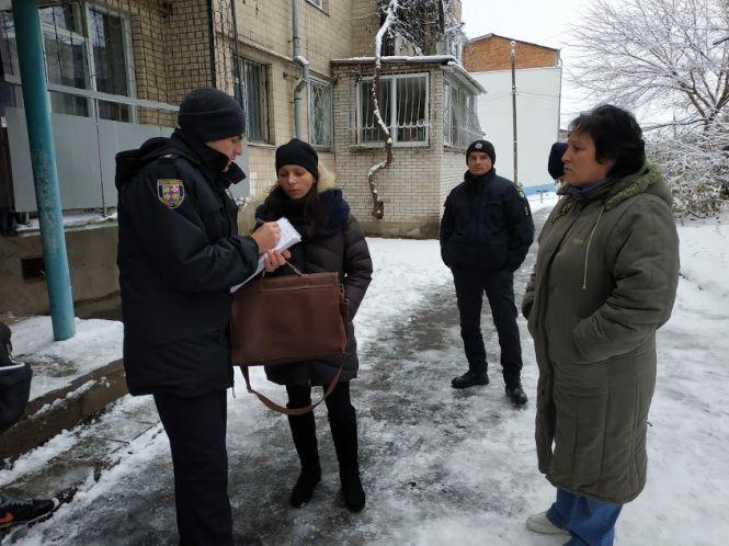 Новини Вінниці - фото з «Ми не бандити якісь!» На виселення мам з дітьми із квартири на Єрусалимці звали копів «Ми не бандити якісь!» На виселення мам з дітьми із квартири на Єрусалимці звали копів, фото №5 на сайті 20minut.ua
