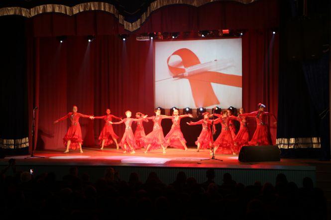 Новини Вінниці - фото з В пам'ять про померлих: Вінницькі студенти носили до Будинку офіцерів свічки В пам'ять про померлих: Вінницькі студенти носили до Будинку офіцерів свічки, фото №1 на сайті 20minut.ua