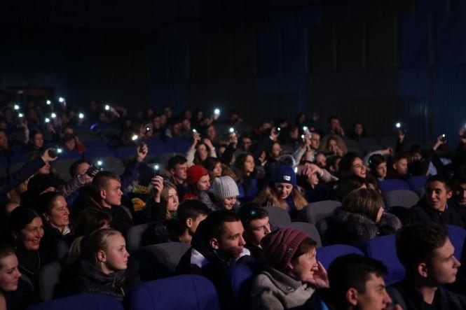 Новини Вінниці - фото з В пам'ять про померлих: Вінницькі студенти носили до Будинку офіцерів свічки В пам'ять про померлих: Вінницькі студенти носили до Будинку офіцерів свічки, фото №2 на сайті 20minut.ua
