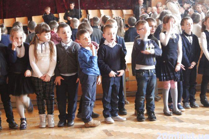 Новини Тернополя - фото з Шкільна форма: чи варто всіх зачісувати під один гребінець Шкільна форма: чи варто всіх зачісувати під один гребінець, фото №1 на сайті 20minut.ua