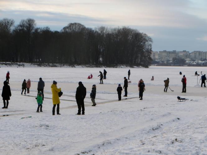 Риболовля, ковзани та хокей: хмельничани розважаються на Південному Бузі (ФОТО, ВІДЕО), фото №7 на сайті vsim.ua