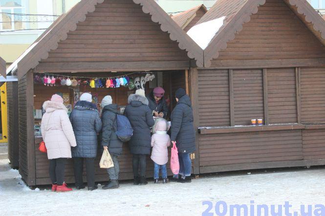 Фото дня: у "Зимовому містечку" вже перші покупці, фото №1 на сайті 20minut.ua