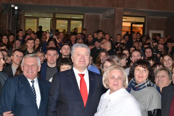 Новини Хмельницького - фото з Петро Порошенко в Хмельницькому: про що говорив зі студентами ХНУ Петро Порошенко в Хмельницькому: про що говорив зі студентами ХНУ, фото №3 на сайті vsim.ua