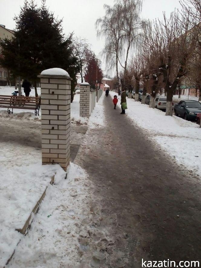 Фото дня: біля районної лікарні сьогодні людно, фото №1 на сайті 20minut.ua