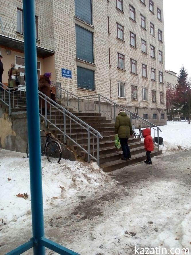 Фото дня: біля районної лікарні сьогодні людно, фото №2 на сайті 20minut.ua