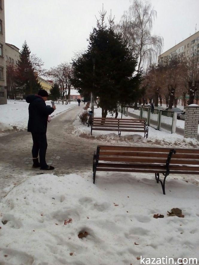 Фото дня: біля районної лікарні сьогодні людно, фото №6 на сайті 20minut.ua