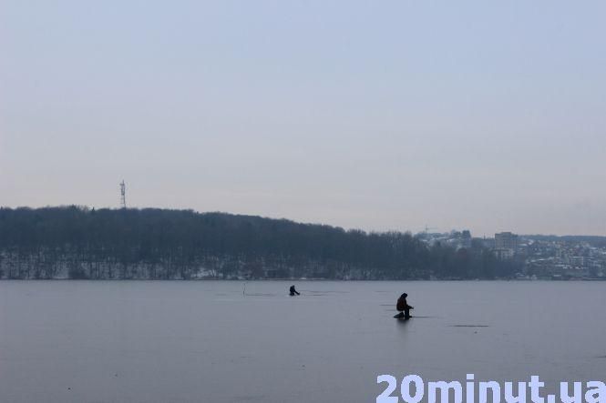 “Хоч і провалювався під лід, а риби то хочеться”. Рибалки вже вийшли на кригу Тернопільського ставу, фото №2 на сайті 20minut.ua