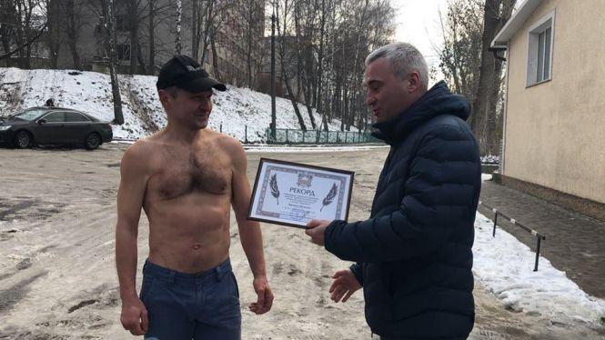 Новини Тернополя - фото з Хоче встановити рекорд: чоловік із Хоросткова готується бігти марафон з голим торсом