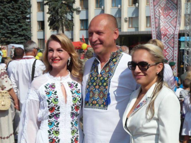Новини Хмельницького - фото з Мільйон готівки і дві квартири: кого обрали керівницею апарату Хмельницької ОДА Мільйон готівки і дві квартири: кого обрали керівницею апарату Хмельницької ОДА, фото №2 на сайті vsim.ua