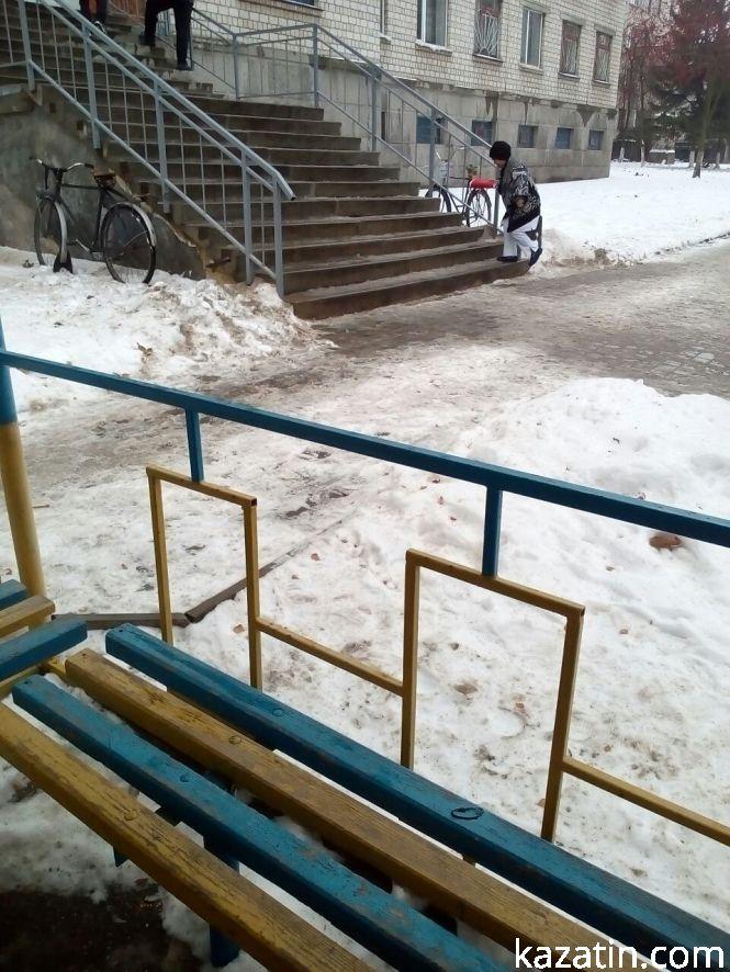 Фото дня: біля районної лікарні сьогодні людно, фото №3 на сайті 20minut.ua