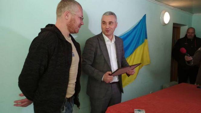 У Тернополі встановили рекорд: Андрій Балабух розірвав три колоди карт, фото №1 на сайті 20minut.ua