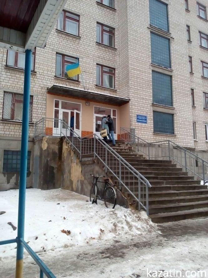 Фото дня: біля районної лікарні сьогодні людно, фото №8 на сайті 20minut.ua