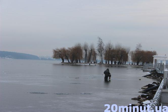 “Хоч і провалювався під лід, а риби то хочеться”. Рибалки вже вийшли на кригу Тернопільського ставу, фото №1 на сайті 20minut.ua
