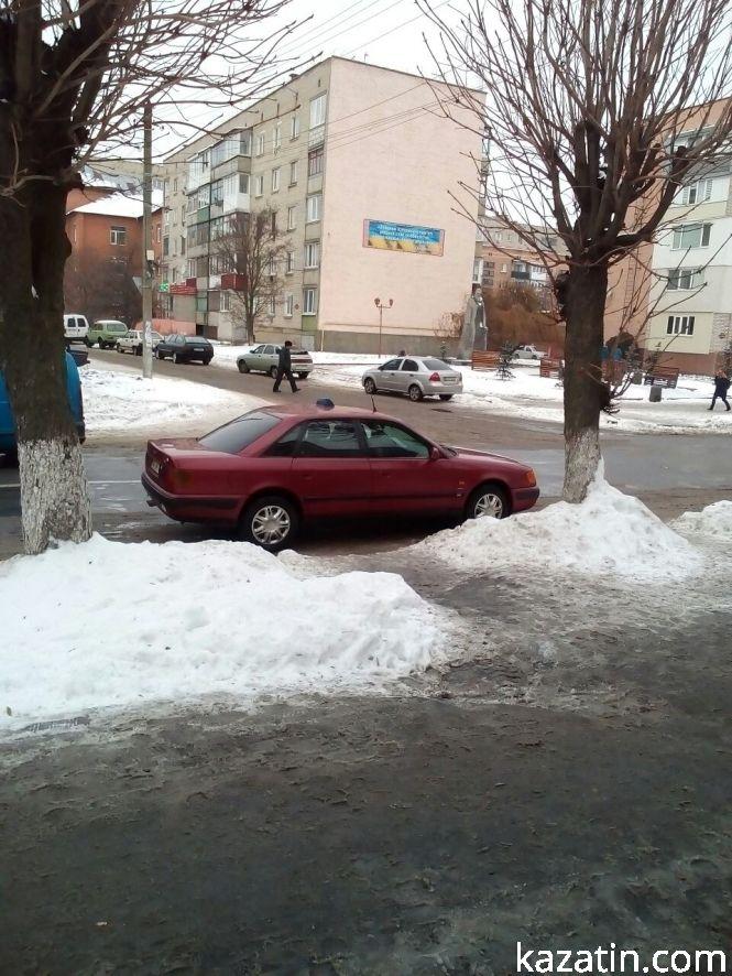 Фото дня: біля районної лікарні сьогодні людно, фото №5 на сайті 20minut.ua