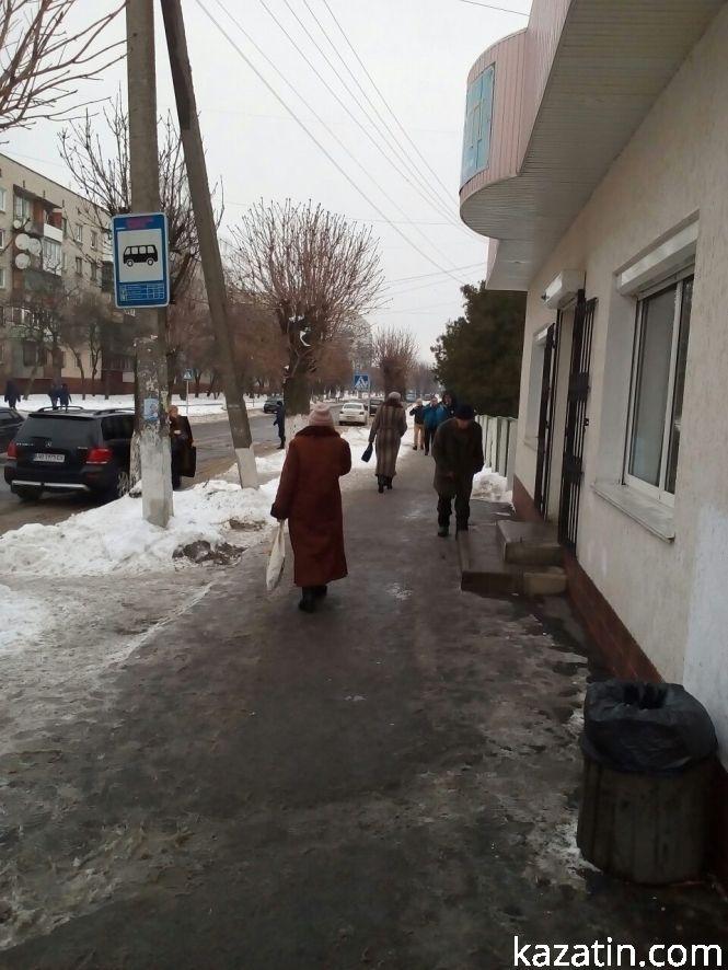 Фото дня: біля районної лікарні сьогодні людно, фото №4 на сайті 20minut.ua