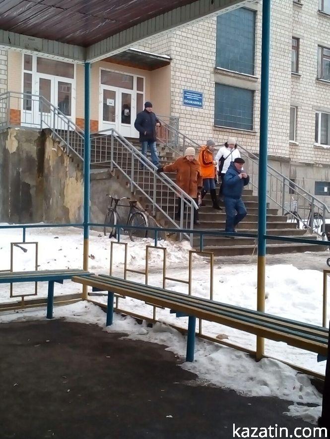 Фото дня: біля районної лікарні сьогодні людно, фото №7 на сайті 20minut.ua