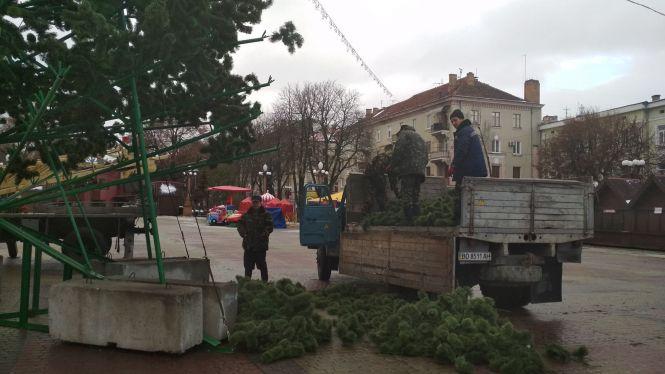 Новини Тернополя - фото з Фото дня: Головна ялинка міста вже майже готова Фото дня: Головна ялинка міста вже майже готова, фото №1 на сайті 20minut.ua