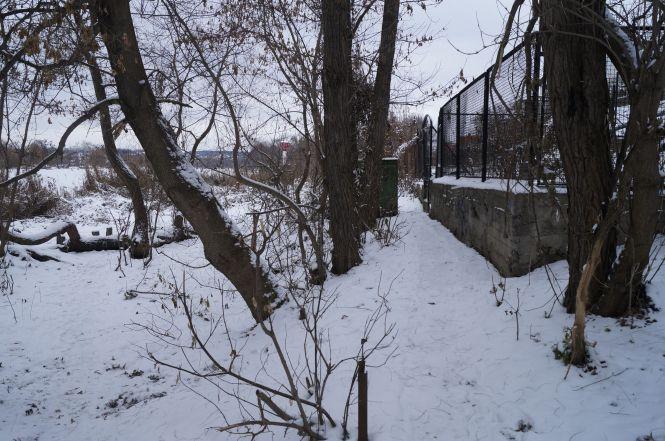 Новини Вінниці - фото з Набережна від Київського мосту до Водоканалу: приватна пристань з маяком, кладовище та «зона» Набережна від Київського мосту до Водоканалу: приватна пристань з маяком, кладовище та «зона», фото №5 на сайті 20minut.ua