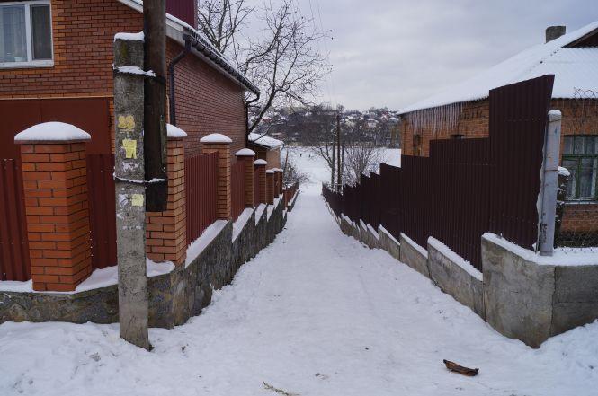 Новини Вінниці - фото з Набережна від Київського мосту до Водоканалу: приватна пристань з маяком, кладовище та «зона» Набережна від Київського мосту до Водоканалу: приватна пристань з маяком, кладовище та «зона», фото №4 на сайті 20minut.ua