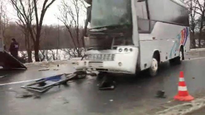 Новини Хмельницького - фото з Біля Хмельницького рейсовий автобус влетів у вантажівку: є постраждалі (ОНОВЛЕНО) Біля Хмельницького рейсовий автобус влетів у вантажівку: є постраждалі (ОНОВЛЕНО), фото №2 на сайті vsim.ua