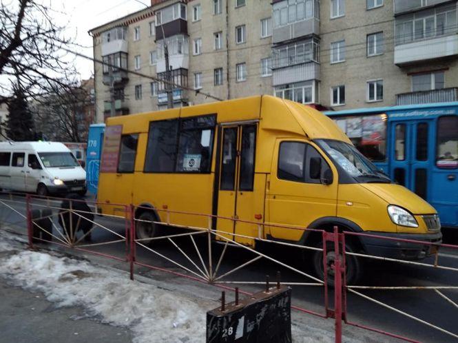 Біля Либідь Плази у маршрутки №30 на ходу відвалилося колесо, фото №1 на сайті vsim.ua