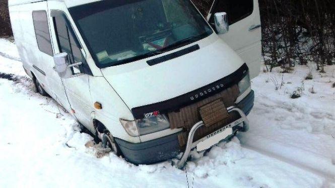 Новини Вінниці - фото з Ожеледиця та сніговий замет: рятувальники відбуксирували «швидку» та мікроавтобус з ліками Ожеледиця та сніговий замет: рятувальники відбуксирували «швидку» та мікроавтобус з ліками, фото №1 на сайті 20minut.ua