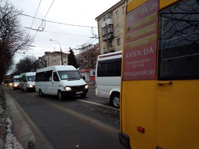 Біля Либідь Плази у маршрутки №30 на ходу відвалилося колесо, фото №4 на сайті vsim.ua