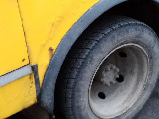 Біля Либідь Плази у маршрутки №30 на ходу відвалилося колесо, фото №2 на сайті vsim.ua