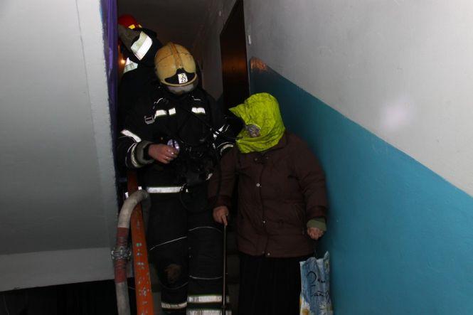 Новини Вінниці - фото з На Чорновола горіла квартира. Мешканців будинку евакуювали На Чорновола горіла квартира. Мешканців будинку евакуювали, фото №2 на сайті 20minut.ua