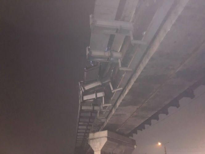 Вантажівка пошкодила міст на селищі Цемзаводу (ФОТО), фото №4 на сайті 20minut.ua