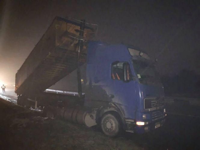 Вантажівка пошкодила міст на селищі Цемзаводу (ФОТО), фото №5 на сайті 20minut.ua