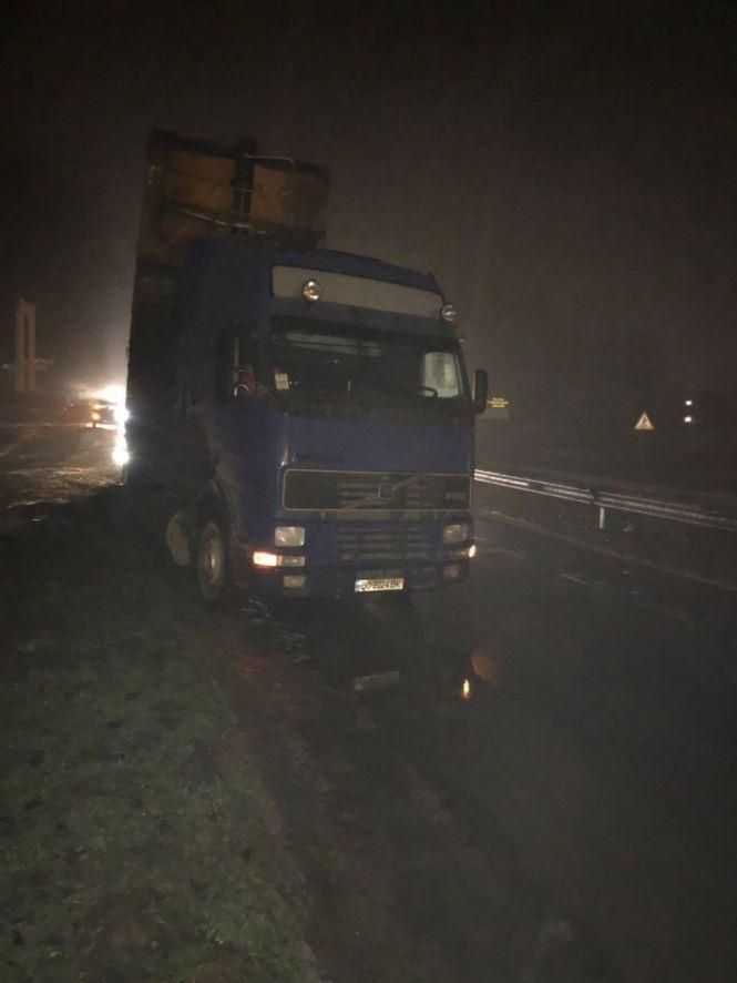 Вантажівка пошкодила міст на селищі Цемзаводу (ФОТО), фото №2 на сайті 20minut.ua