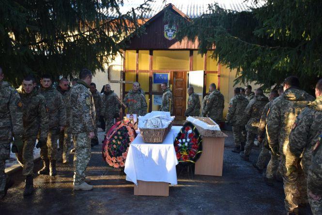 Новини Тернополя - фото з Тернопільські військові попрощались із побратимом Тернопільські військові попрощались із побратимом, фото №1 на сайті 20minut.ua